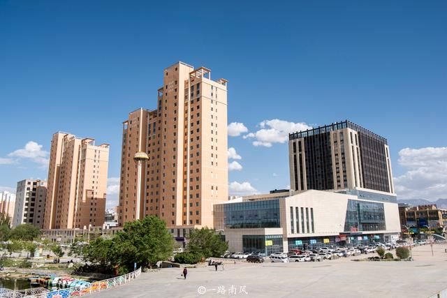 中国最大的县级市，位于青海省，不仅风景迷人，还是避暑胜地。